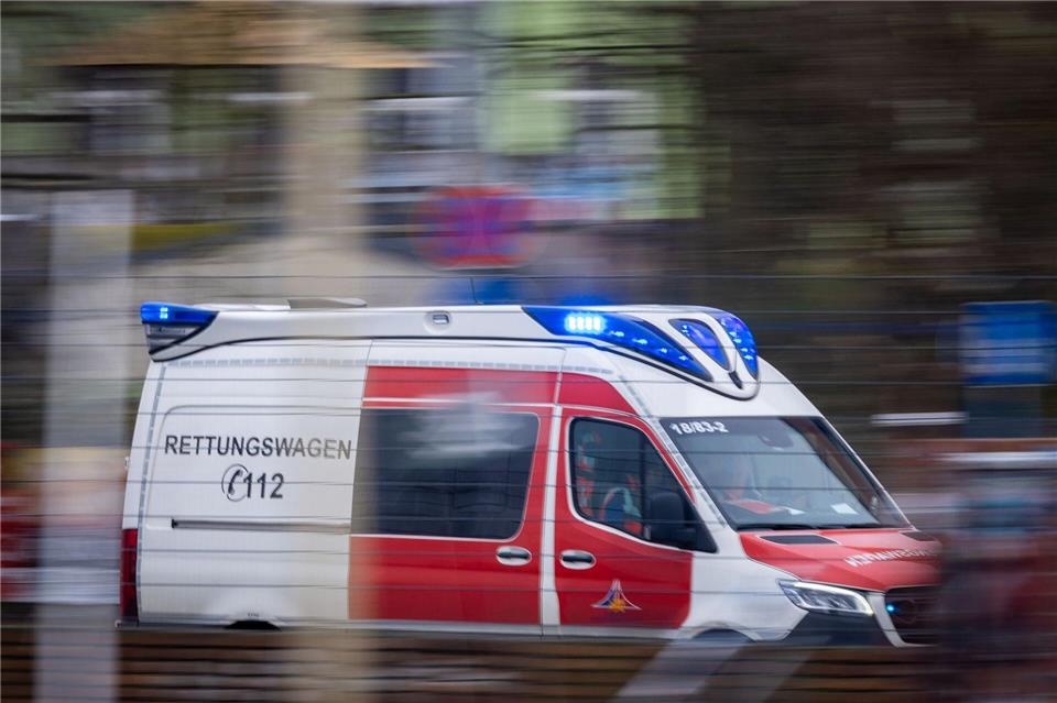 Eine Frau ist in Warnemünde bei einem Unfall unter ein Auto geraten. Umstehende befreiten sie. (Symbolbild)Jens Büttner/dpa