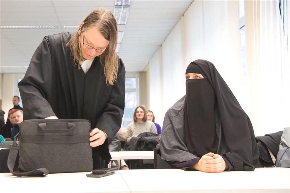 Eine Frau kämpft darum, mit Verschleierung Auto fahren zu dürfen.Paul Zinken/dpa