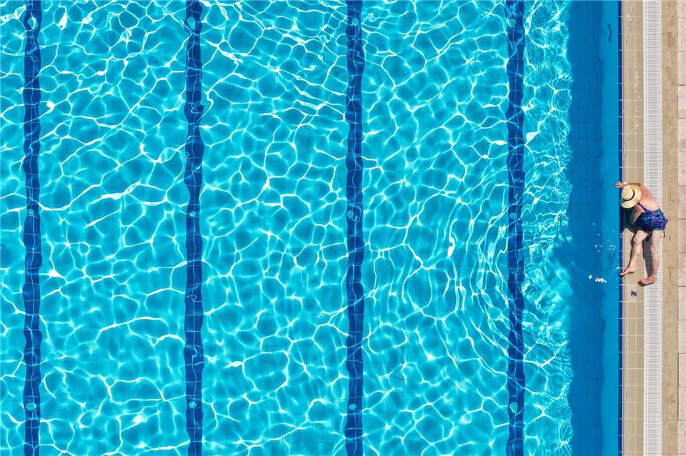 Eine Frau nimmt im öffentlichen Schwimmbad von Dobrinja in Bosnien und Herzegowina ein Sonnenbad.Armin Durgut/AP/dpa