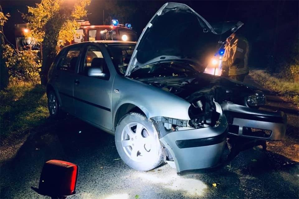 Eine Frau prallte am Montagabend mit ihrem Wagen gegen einen Baum.