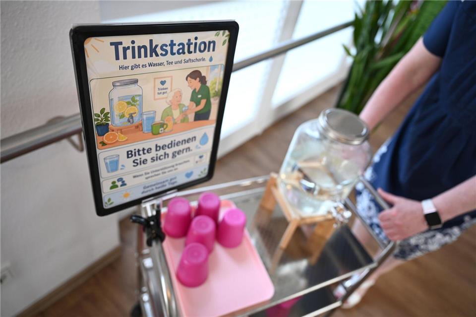 Eine Frau schiebt in einem Pflegeheim einen Wagen mit Trinkbechern und Wasser. (Symbolbild)Elisa Schu/dpa