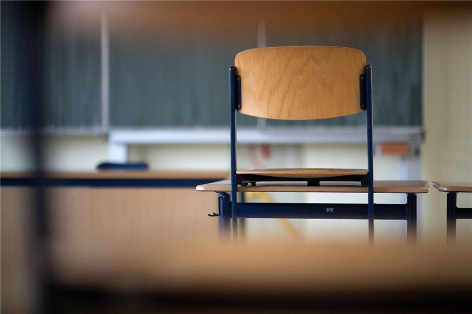Eine Frau soll sich jahrelang als Lehrerin ausgegeben haben (Symbolbild)Marijan Murat/dpa
