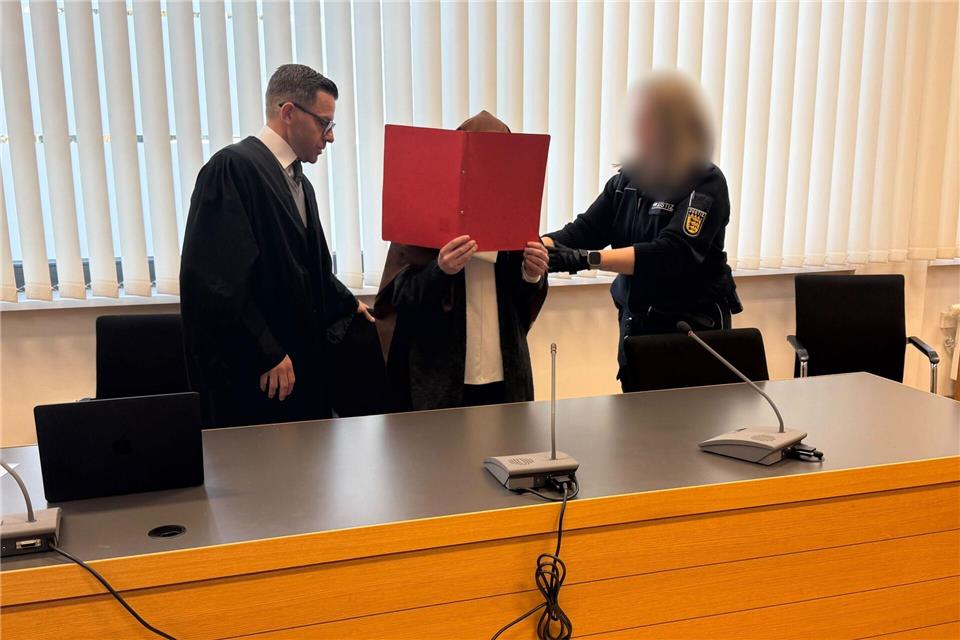 Eine Frau soll sich jahrelang als Lehrerin in Heidelberg und Homburg ausgegeben haben - früher war sie auch schon in Rheinland-Pfalz tätig gewesen und verurteilt worden. Stefanie Järkel-Bahat/dpa