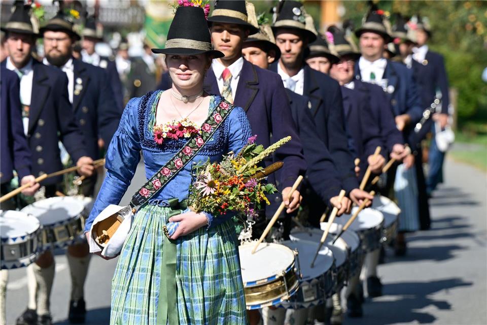 Eine Frau trägt an Mariä Himmelfahrt einen aus zahlreichen Kräutern und Blumen gebundenen Strauß. (Archivbild)Uwe Lein/dpa