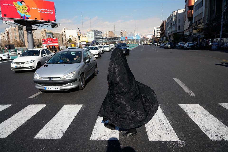 Eine Frau überquert eine Kreuzung in der Innenstadt von Teheran. (Archivbild)Vahid Salemi/AP/dpa