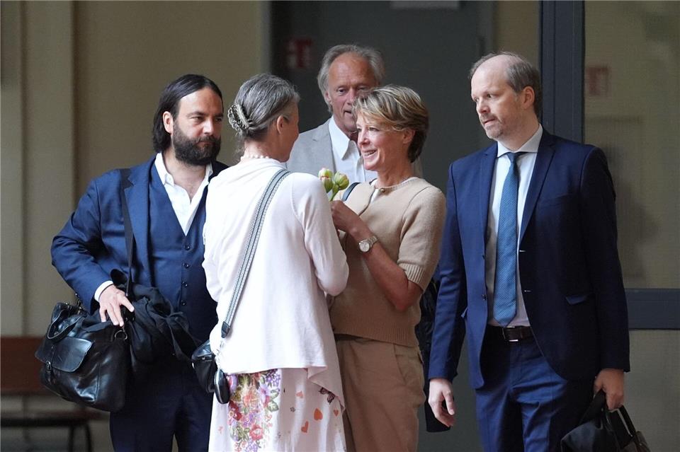 Eine Frau überreicht Christina Block Blumen.Marcus Brandt/dpa