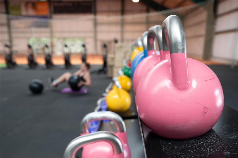 Eine Frau übt an einer Hantelbank.Sebastian Kahnert/dpa