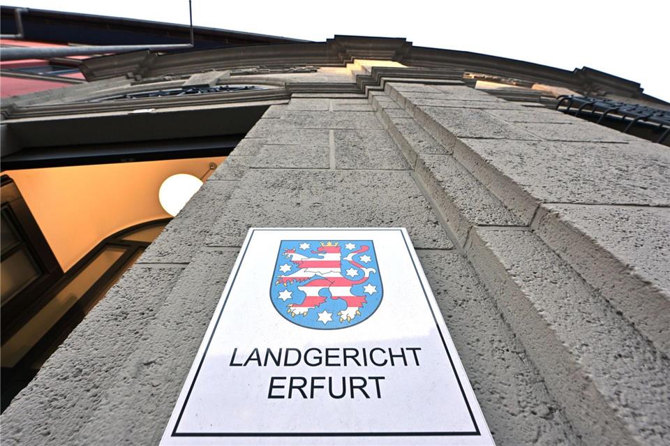 Eine Frau und ein Mann sind am Landgericht Erfurt angeklagt, weil sie eine junge Frau nackt in eine Holzkiste gesperrt haben sollen. (Archivbild)Martin Schutt/dpa