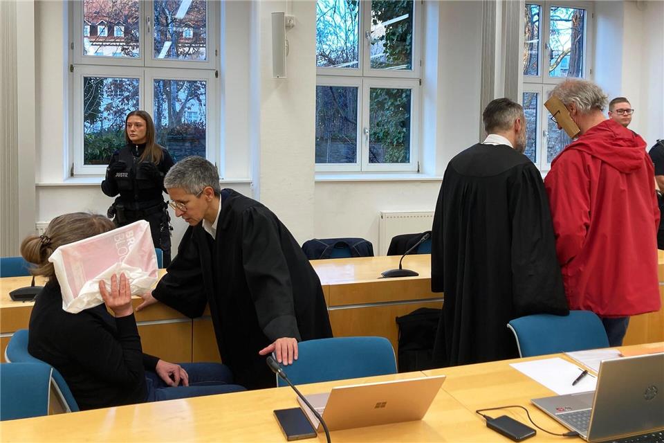 Eine Frau und ein Mann sind am Landgericht Erfurt angeklagt, weil sie eine junge Frau nackt in eine Holzkiste gesperrt haben sollen.Marie Frech/dpa