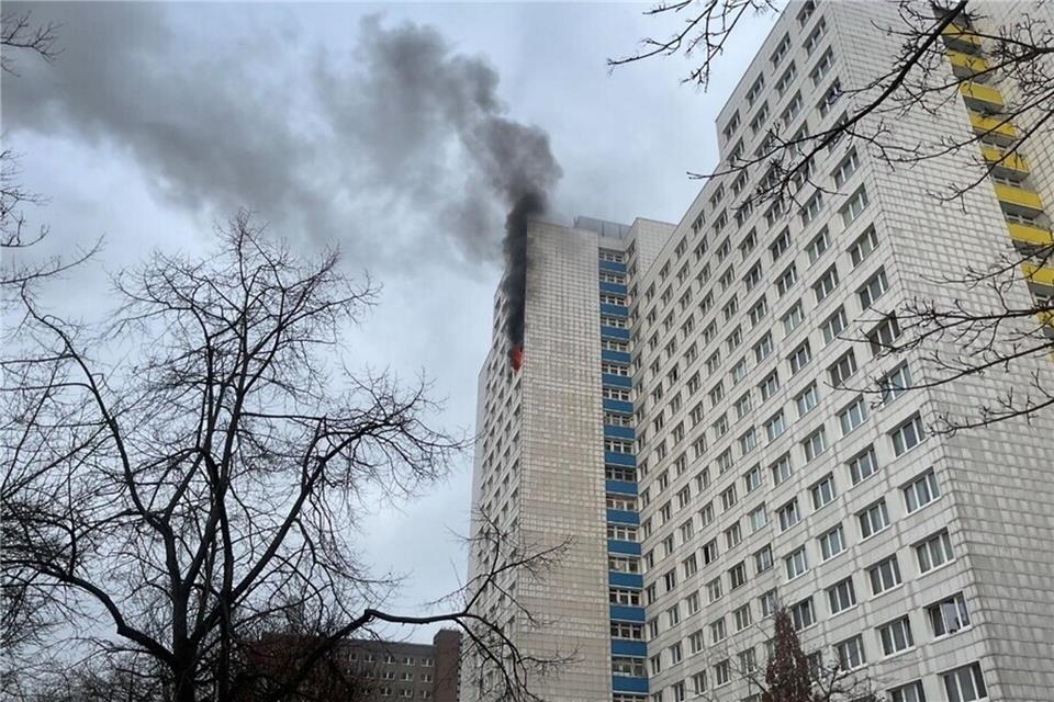 Eine Frau und ein Mann sind nach einer schweren Brandstiftung in Berlin-Lichtenberg festgenommen worden.-/ Feuerwehr Berlin/dpa
