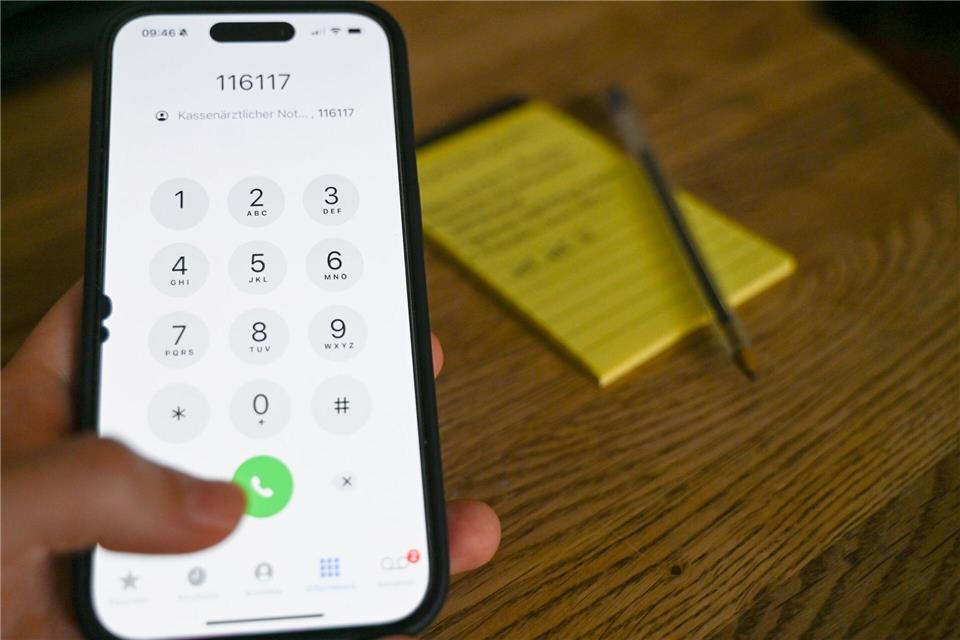 Eine Frau wählt auf einem Handy die Nummer das Kassenärztlichen Notdienstes (116 117). (Archivbild)Katharina Kausche/dpa