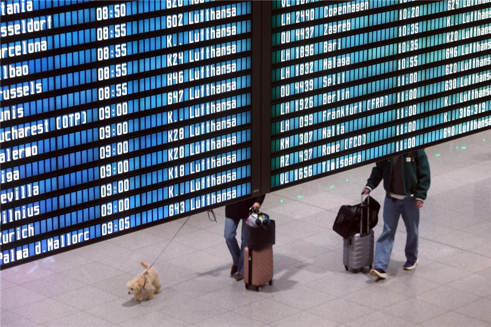 Eine Frau wurde am Münchner Flughafen vom Weiterflug ausgeschlossen. (Symbolbild)Karl-Josef Hildenbrand/dpa