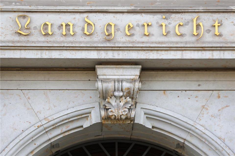 Eine Frau wurde getötet und ein Kind lebensgefährlich verletzt - in Leipzig steht der Prozess gegen den Ex-Partner nun an. (Symbolbild)Jan Woitas/dpa