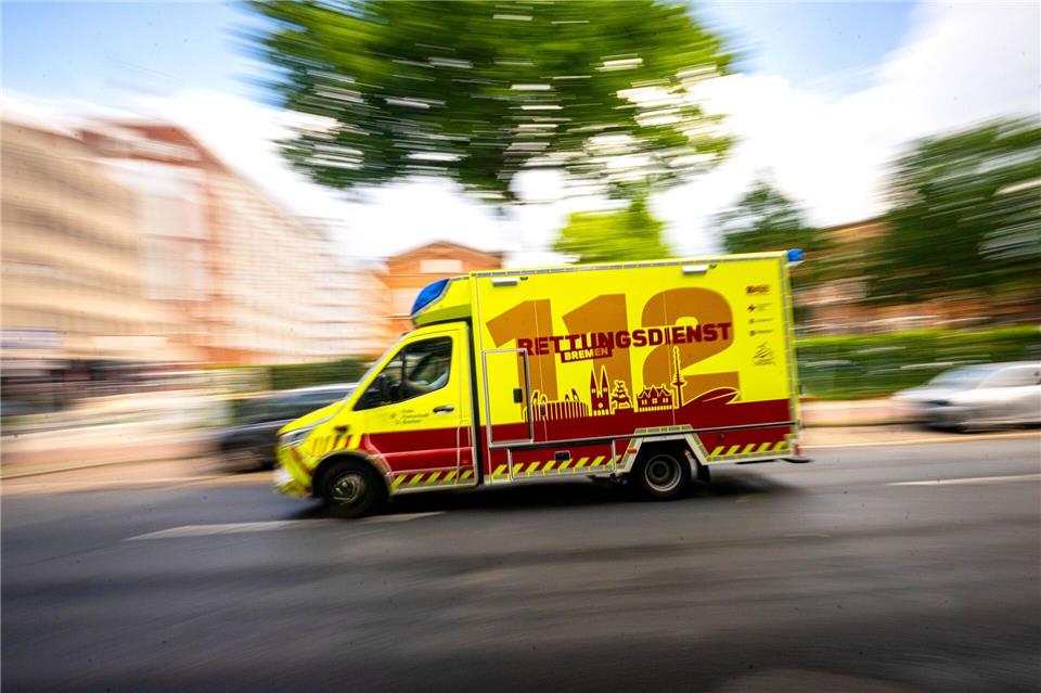 Eine Frau wurde nach dem Pfefferspray-Einsatz vorsorglich in ein Krankenhaus gebracht. (Symbolbild)Sina Schuldt/dpa