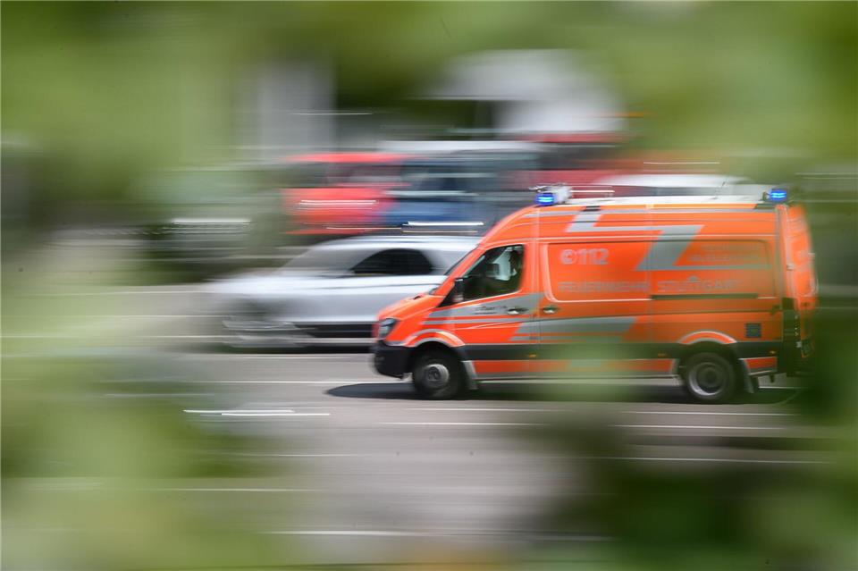 Eine Frau wurde nach eine Autounfall ins Krankenhaus gebracht. (Symbolbild)Sebastian Gollnow/dpa