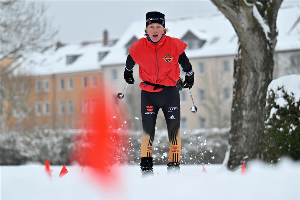 Eine Freibadwiese in Eisenach wird als Langlaufloipe genutzt. Martin Schutt/dpa