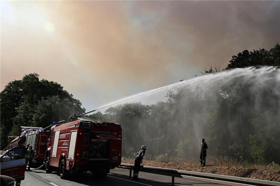 Eine Gaststätte und ein Wohnmobilstellplatz waren wegen des Brandes vorsorglich evakuiert worden. Brandon Lee Posse/dpa