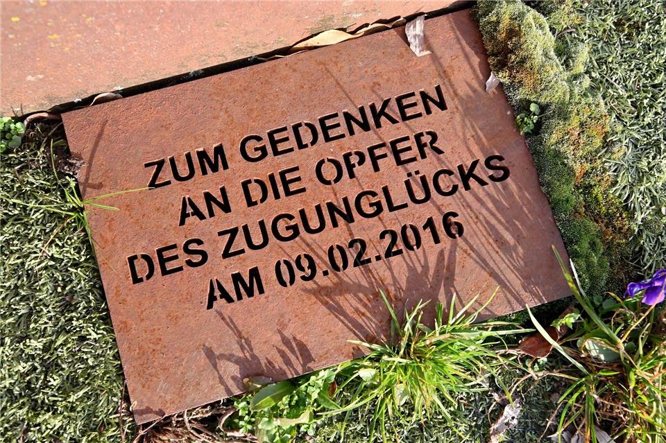 Eine Gedenkstätte erinnert an das Zugunglück. (Archivfoto)Peter Kneffel/dpa