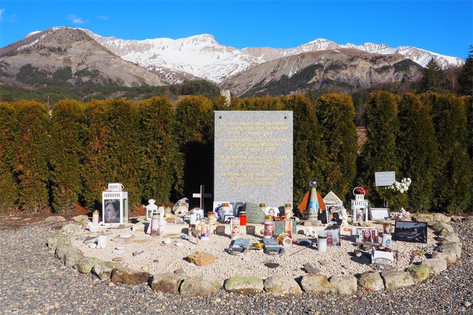 Eine Gedenktafel erinnert an den Flugzeugabsturz einer Germanwings-Maschine in den Alpen. Eine Klage auf zusätzliches Schmerzensgeld gegen das Luftfahrt-Bundesamt hat mehr als zehn Jahre nach der Katastrophe wenig Aussicht auf Erfolg.  Christian Böhmer/dpa