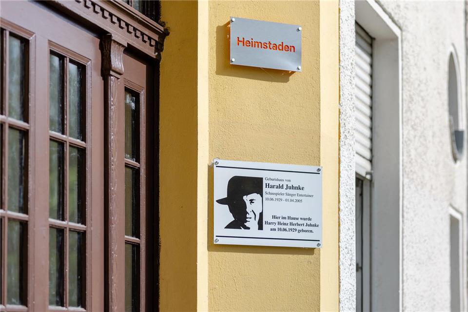 Eine Gedenktafel hängt am Geburtshaus des Entertainers Harald Juhnke in Berlin-Gesundbrunnen. (Handout) Ines Grabner/Heimstaden/dpa