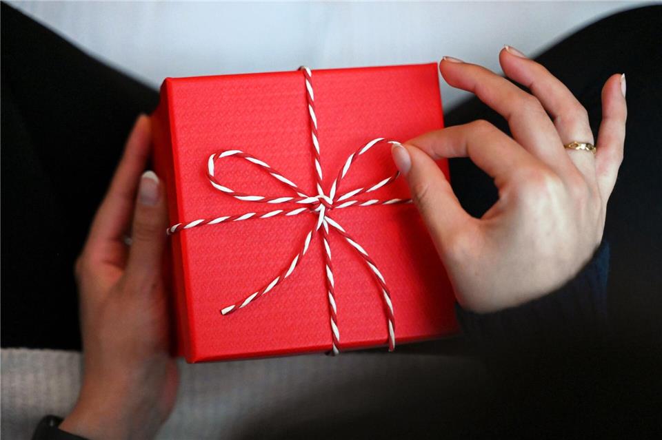 Eine Geschenkbox für sich selbst: Rund 2000 Euro geben die Bundesbürger nach einer Umfrage pro Jahr für „Ich-Geschenke“ aus. Elisa Schu/dpa