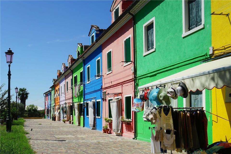 Eine Geschichte geht so: Die Häuser seien einst so bunt getüncht worden, damit die heimkehrenden Fischer sie auch bei Nebel wiederfinden würden.Stefan Weißenborn/dpa-tmn