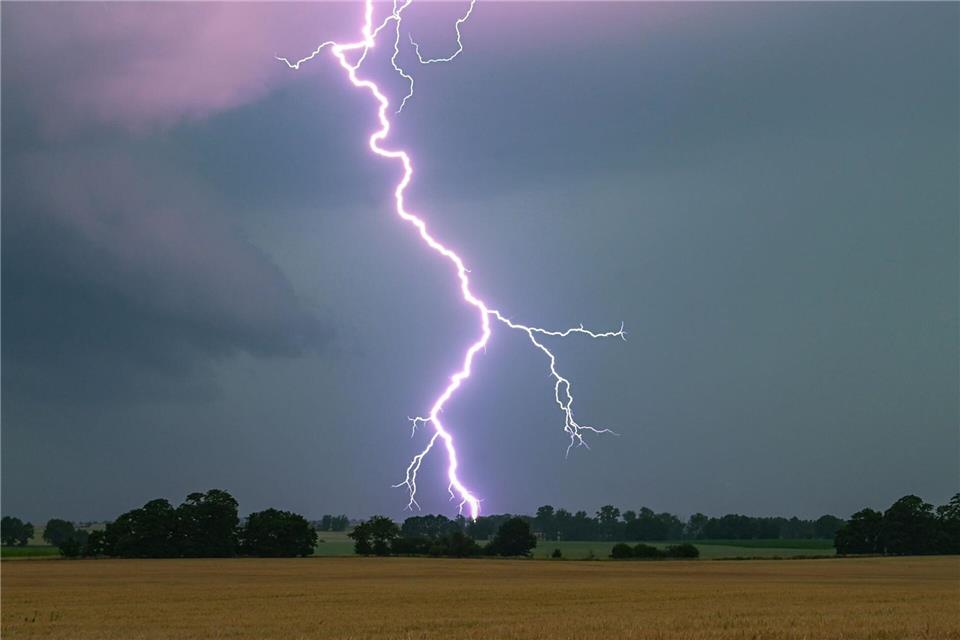 Eine Gewitterzelle zieht am Abend über Teile von Mittelhessen hinweg. (Symbolbild)Patrick Pleul/dpa