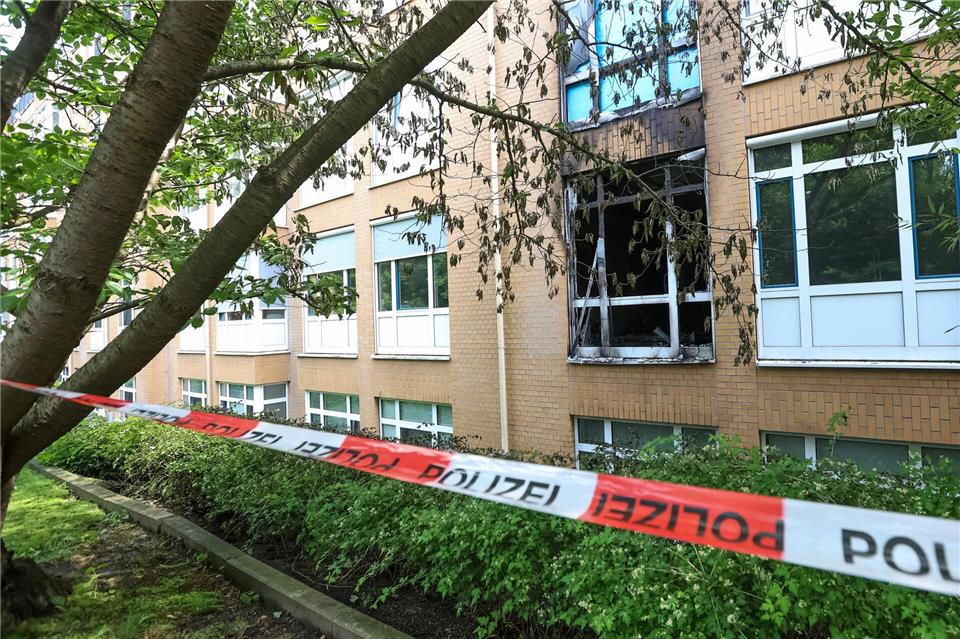 Eine Grabenabsenkung vor dem Gebäude erschwerte die Rettung der Patienten mit Leitern. (Archivbild)Bodo Marks/dpa