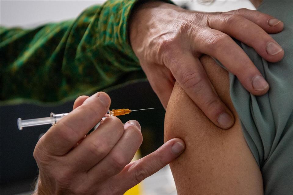 Eine Grippeschutzimpfung kann auch jetzt noch sinnvoll vor schweren Influenza-Verläufen schützen.Zacharie Scheurer/dpa-tmn