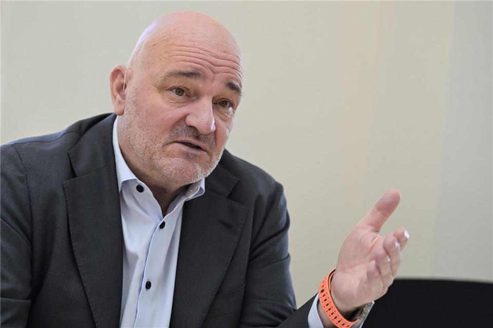 Eine Grünbrücke für Wild ist beschädigt und nicht mehr sicher. Infrastrukturminister Robert Crumbach (SPD) lässt mehrere Varianten prüfen, damit die Bundesstraße 101 bei Thyrow  wieder sicher befahrbar wird. Jens Kalaene/dpa
