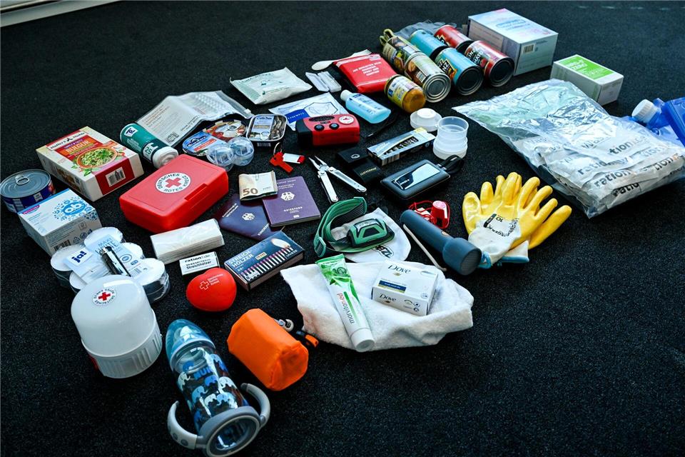 Eine Grundausstattung für den Notfall sollte jeder Zuhause haben. Dazu gehören auch Medikamente, Wasser und Lebensmittel für mehrere Tage. (Illustration)Jens Kalaene/dpa