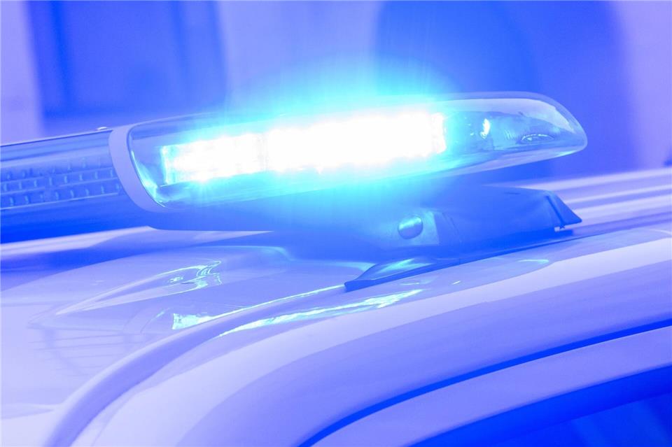 Eine Gruppe Jugendlicher soll in Salzgitter einen 14-Jährigen auf einem Sportplatz angegriffen haben. (Symbolbild)Julian Stratenschulte/dpa