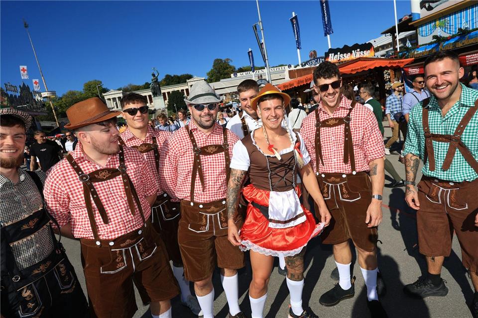 Eine Gruppe Touristen auf dem Oktoberfest.Karl-Josef Hildenbrand/dpa