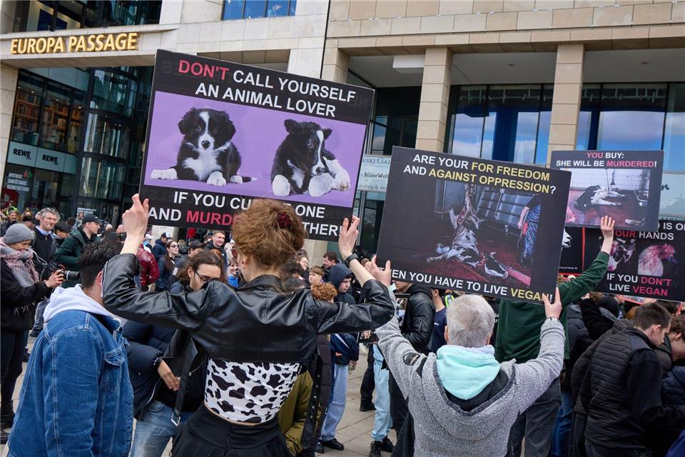 Eine Gruppe Veganer protestierte gegen die Döner-Aktion.Georg Wendt/dpa