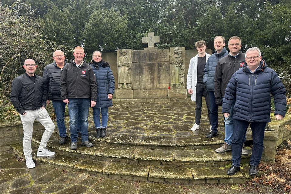 Eine Gruppe aus freiwilligen Helfern will das Erler Ehrenmal wieder herrichten.
