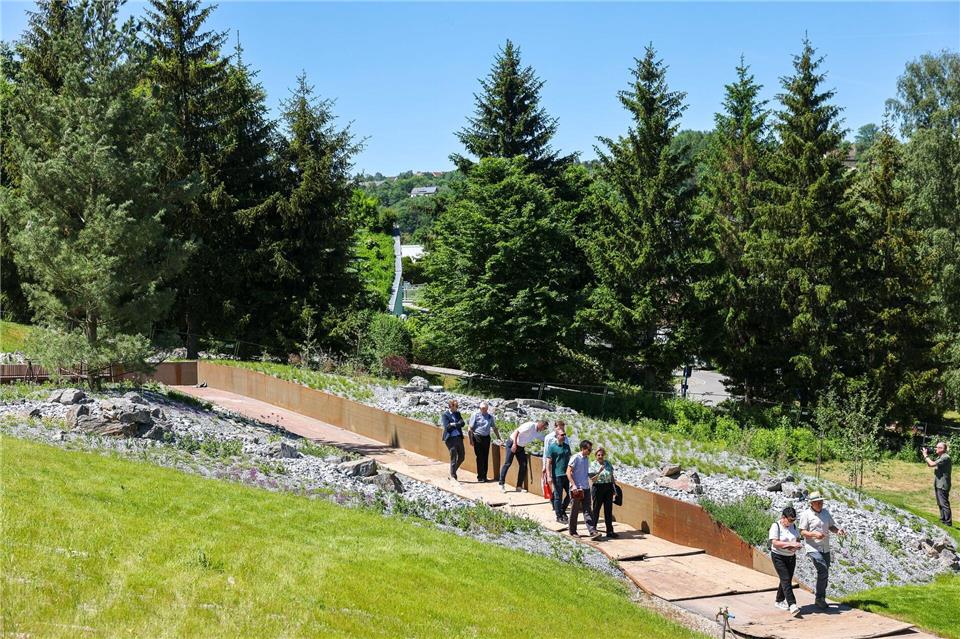 Eine Gruppe besichtigt die Hügelgärten auf dem Gelände der Landesgartenschau 2027 in Aue-Bad Schlema.Jan Woitas/dpa