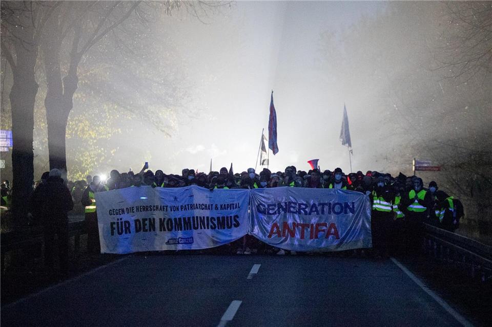 Eine Gruppe blockiert die Lahnparkstraße Ecke Hinkelsweg. Lando Hass/dpa