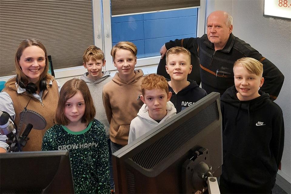 Eine Gruppe der Messdiener hat mit Klaus Kriebel (r.) das Studio von Radio WMW besucht.