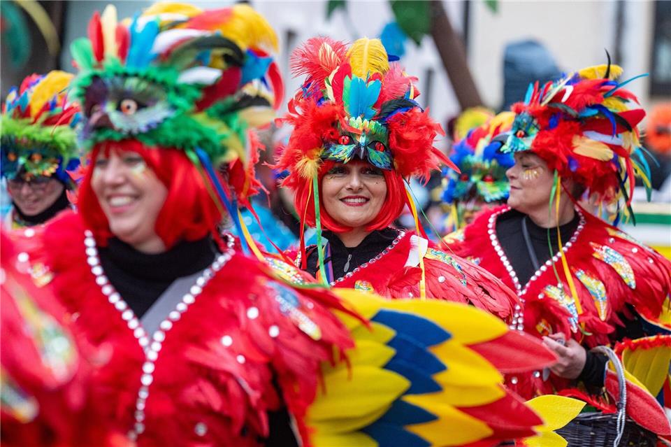 Eine Gruppe in chinesischen Kostümen nimmt am traditionellen Chinesenfaschingsumzug teil.Armin Weigel/dpa