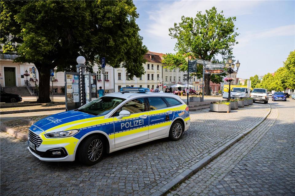 Eine Gruppe teils Vermummter griff im Juni ein Fest für Vielfalt in Bad Freienwalde an. Ein Ermittlungsverfahren wurde eingestellt. (Archivbild) Christoph Soeder/dpa