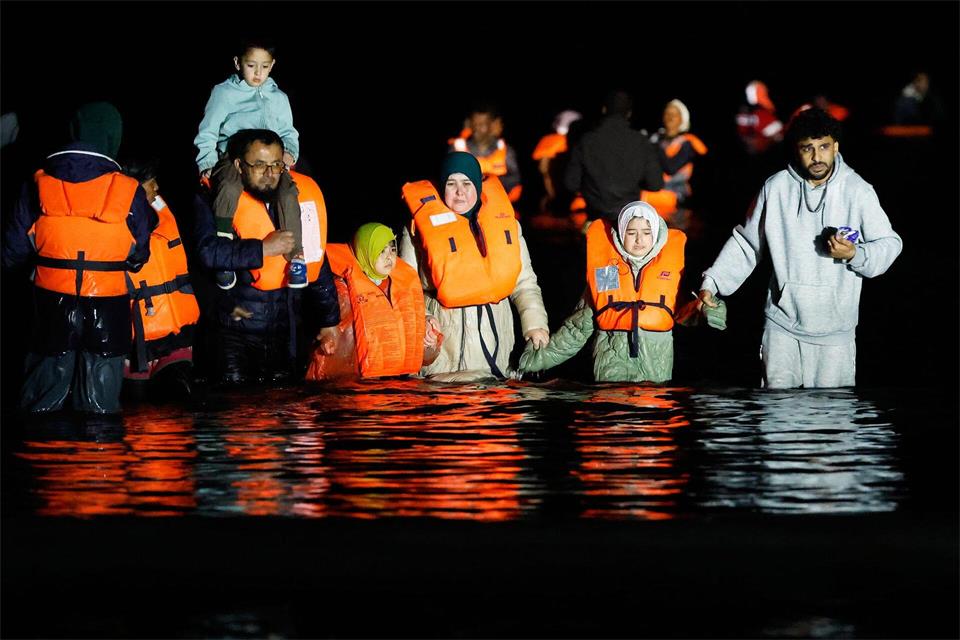 Eine Gruppe von Migranten versucht in Hardelot mit einem Schlauchboot den Ärmelkanal von Frankreich nach Großbritannien zu überqueren.Jean-Francois Badias/AP/dpa