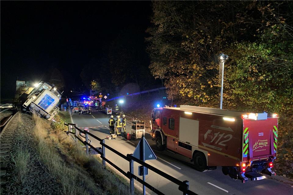 Entgleiste Güterzuglok droht auf Straße zu stürzen Eine Güterzuglok drohte im Hochsauerlandkreis auf eine Bundesstraße zu stürzen. M. Bange/Feuerwehr Brilon/dpa