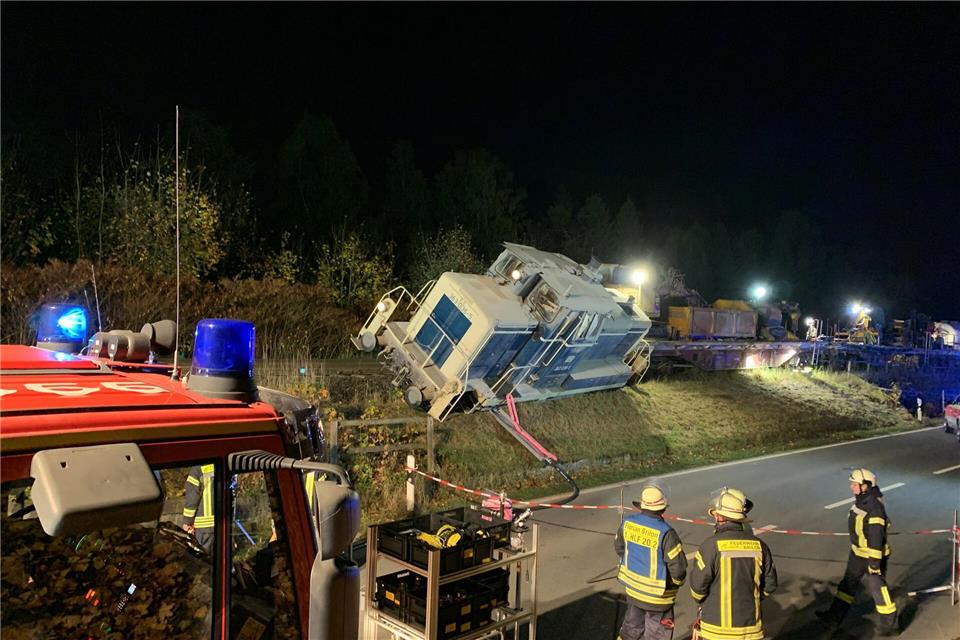 Eine Güterzuglok ist im Hochsauerlandkreis an einer Bundesstraße entgleist. Dabei gab es keine Verletzten. M. Bange/Feuerwehr Brilon/dpa