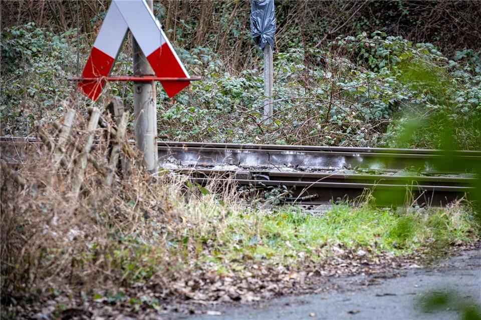 Eine Güterzuglok ist in Essen durch ein befestigtes Metallteil entgleist. Die Ermittler gehen von einer Straftat aus. Justin Brosch/dpa