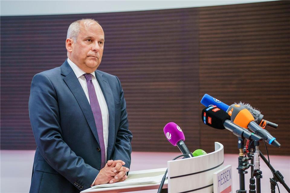 Ermittlungen gegen Polizisten - Experte zu möglichen Gründen Eine Häufung von Anzeigen habe Alarm im „Frühwarnsystem“ der Polizei ausgelöst, sagte Hessens Innenminister Poseck. Andreas Arnold/dpa