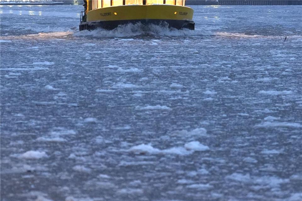 Eine Hafenfähre hat auf der Elbe leichtes Spiel: es treiben nur kleinere Eisschollen auf dem Fluss. Marcus Brandt/dpa