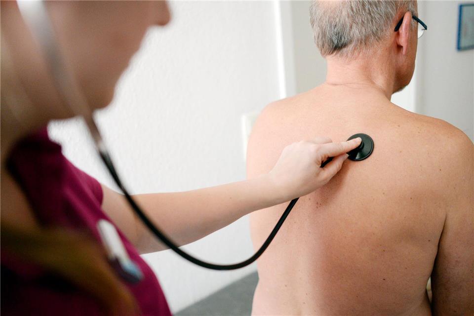 Eine Hausärztin untersucht einen Patienten mit einem Stethoskop. (Archivbild)Maurizio Gambarini/dpa