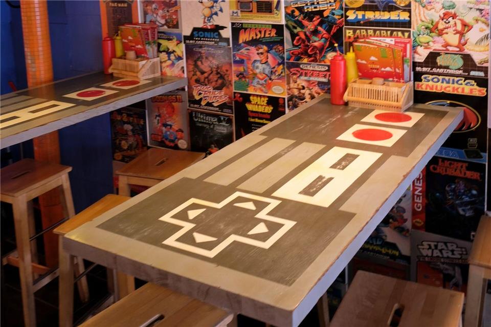 Eine Hommage an alte Videospiele: das winzige Restaurant „Burgr“.Florian Sanktjohanser/dpa-tmn