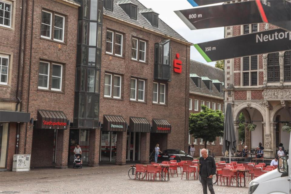 Eine Idee von der Zukunft: Der Siegerentwurf des Architektenwettbewerbs aus dem Sommer 2022. Die Grafik stammt vom agn-Designteam aus Münster und zeigt rechts den überbauten Manes-Schlatt-Platz, links den Weg zum Marktplatz