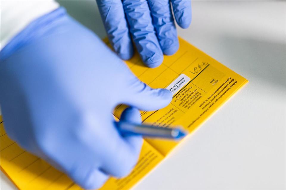 Eine Infektion mit Hepatitis B kann zu Leberzirrhose und Krebs führen - eine Impfung schützt (Symbolbild).Jonas Güttler/dpa